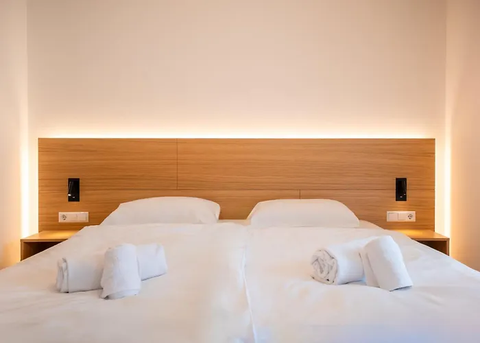 735 Julia I Ehrenburg Apartment *